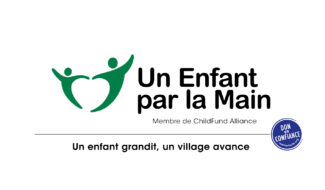 un enfant par la main