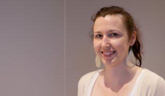 Johanne tallec- responsable des parrainages- un enfant par la main