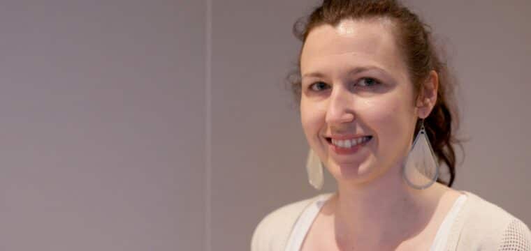Johanne tallec- responsable des parrainages- un enfant par la main