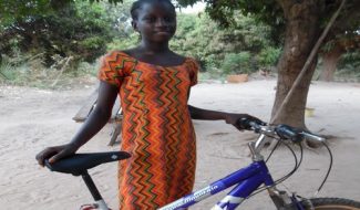 Un vélo comme cadeau solidaire pour prendre la route de l'école au Sénégal