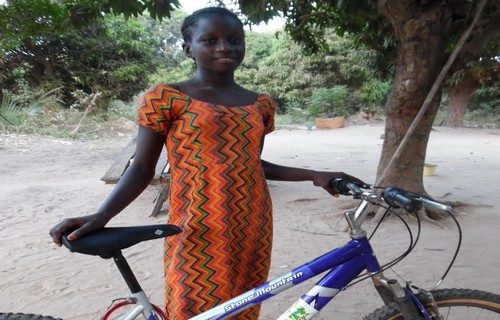 Un vélo comme cadeau solidaire pour prendre la route de l'école au Sénégal
