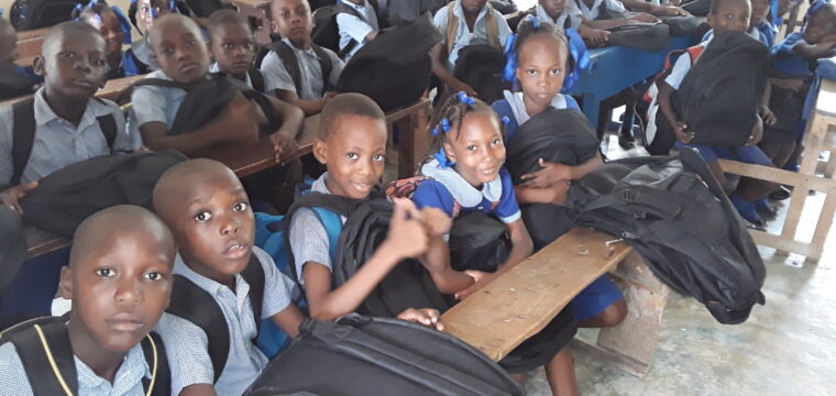 Des kits scolaires pour les enfants d'Haïti | Un Enfant ...