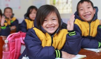 Des blousons chauds pour les enfants des villages ruraux du District de Ngan Son au Vietnam