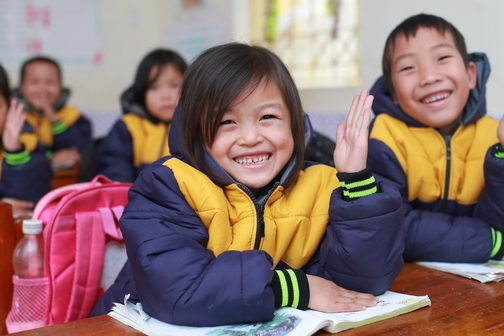 Des blousons chauds pour les enfants des villages ruraux du District de Ngan Son au Vietnam