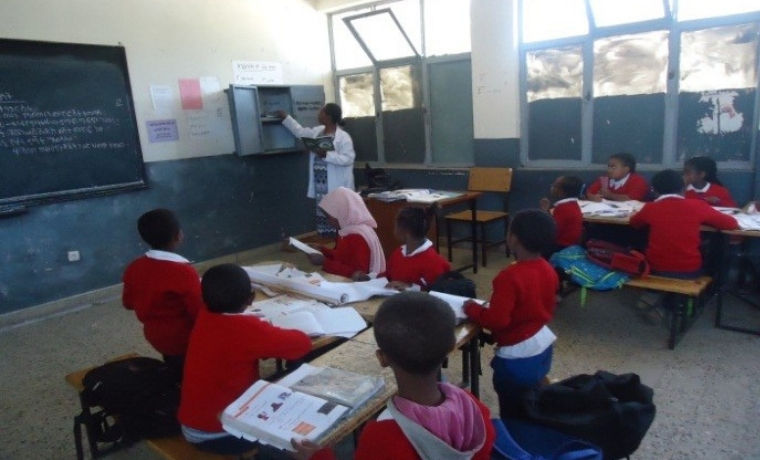 Des enfants concentrés dans les coins de lecture