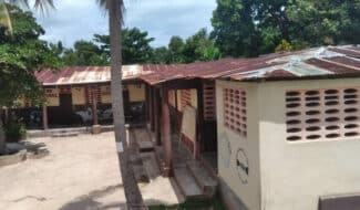 Haïti : Réparation de la toiture de l’école Parents Unis à Métayer pour permettre aux élèves d’apprendre dans de meilleures conditions