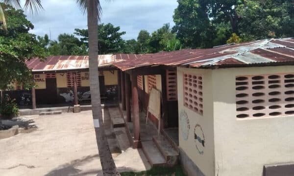 Haïti : Réparation de la toiture de l’école Parents Unis à Métayer pour permettre aux élèves d’apprendre dans de meilleures conditions
