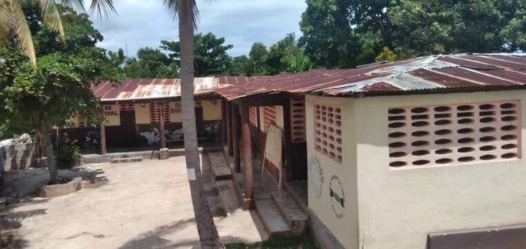 Haïti : Réparation de la toiture de l’école Parents Unis à Métayer pour permettre aux élèves d’apprendre dans de meilleures conditions