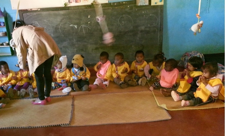 Les enfants à Madagascar prennent le goûter!