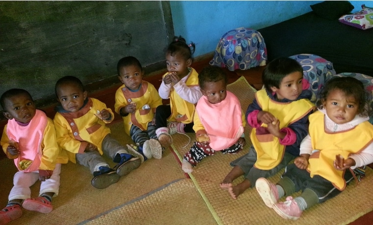 Les enfants à Madagascar prennent le goûter!