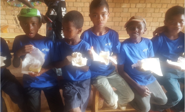 Les enfants à Madagascar prennent le goûter!