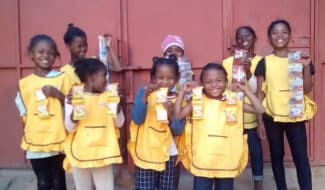 Les enfants à Madagascar prennent le goûter!