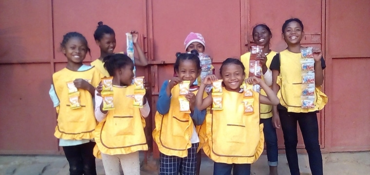 Les enfants à Madagascar prennent le goûter!