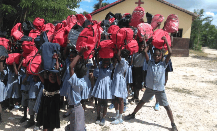 Les enfants avec leur kit scolaire : Un sac à dos contenant du matériel qui leur permet d’étudier dans de meilleures conditions (cahiers, stylos, crayons, règles…)