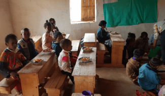 Madagascar : Des repas sains, variés et composés avec des produits locaux pour les élèves en période de soudure