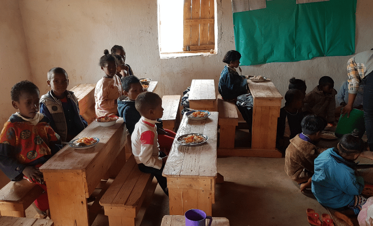 Madagascar : Des repas sains, variés et composés avec des produits locaux pour les élèves en période de soudure