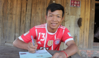 Chea, 17 ans, a pu continuer sa scolarité au Cambodge grâce au parrainage