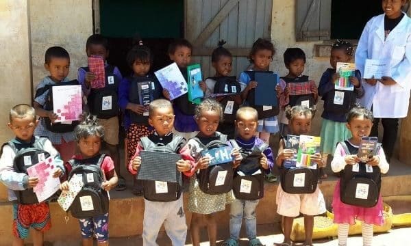 Chères Marraines, Chers Parrains, La période que nous venons de traverser a bouleversé nos vies et celles de millions de personnes à travers le monde, renforçant cette conviction que nous avons également toutes et tous un rôle important à jouer pour aider les enfants à sortir de la précarité. Et lorsque le contexte sanitaire accentue encore plus les disparités, le parrainage permet de mieux les protéger et les accompagner. Merci à vous d’être à nos côtés. A Madagascar, les écoles que nous soutenons ont commencé à rouvrir dès mai, et les activités de nos programmes ont pu progressivement se remettre en route, avec une mobilisation toute particulière des équipes terrain pour répondre à la situation d’urgence sanitaire mondiale. Aujourd’hui, nous sommes heureux de pouvoir vous envoyer des nouvelles de vos filleuls que nous n’avions pu vous transmettre en raison du confinement. Et c’est également l’occasion de vous confirmer la reprise des correspondances avec les enfants par courrier. Merci beaucoup pour votre patience, nous savons à quel point il est important pour vous, comme pour les enfants, de garder le lien, particulièrement depuis ces derniers mois. Grande nouveauté, désormais, les courriers pour votre filleul.e sont à envoyer directement à Madagascar ! Nous vous donnons toutes les indications [au verso de ce courrier]. N’hésitez pas à leur écrire, ils sont tout aussi impatients que vous d’avoir de vos nouvelles ! Il était également important de vous transmettre le bilan des actions 2019 qui ont pu être mises en place, grâce à vous, marraines et parrains, et avec le soutien de nombreux donateurs et entreprises solidaires. Un grand merci pour votre mobilisation et votre engagement qui nous ont permis de répondre aux besoins des enfants et de leur famille en termes d’éducation, de nutrition et de développement agricole, mais aussi de répondre présent et efficacement auprès d’eux depuis la période de crise sanitaire liée à la covid-19. Enfin, nous voulions très sincèrement vous remercier pour les nombreux messages de soutien que vous nous avez adressés, pour les équipes d’ici et sur le terrain, et pour votre constante bienveillance et générosité envers les enfants que vous accompagnez à Madagascar, où il y a encore tant à faire. Si les derniers mois nous ont contraints à garder nos distances les uns des autres, ces formidables élans de solidarité et d’humanité nous ont, d’une certaine manière, tous un peu plus rapprochés. Bien sincèrement,