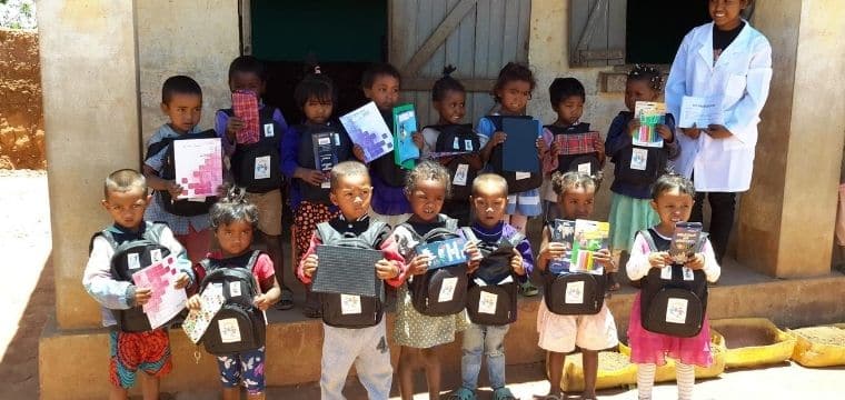 Chères Marraines, Chers Parrains, La période que nous venons de traverser a bouleversé nos vies et celles de millions de personnes à travers le monde, renforçant cette conviction que nous avons également toutes et tous un rôle important à jouer pour aider les enfants à sortir de la précarité. Et lorsque le contexte sanitaire accentue encore plus les disparités, le parrainage permet de mieux les protéger et les accompagner. Merci à vous d’être à nos côtés. A Madagascar, les écoles que nous soutenons ont commencé à rouvrir dès mai, et les activités de nos programmes ont pu progressivement se remettre en route, avec une mobilisation toute particulière des équipes terrain pour répondre à la situation d’urgence sanitaire mondiale. Aujourd’hui, nous sommes heureux de pouvoir vous envoyer des nouvelles de vos filleuls que nous n’avions pu vous transmettre en raison du confinement. Et c’est également l’occasion de vous confirmer la reprise des correspondances avec les enfants par courrier. Merci beaucoup pour votre patience, nous savons à quel point il est important pour vous, comme pour les enfants, de garder le lien, particulièrement depuis ces derniers mois. Grande nouveauté, désormais, les courriers pour votre filleul.e sont à envoyer directement à Madagascar ! Nous vous donnons toutes les indications [au verso de ce courrier]. N’hésitez pas à leur écrire, ils sont tout aussi impatients que vous d’avoir de vos nouvelles ! Il était également important de vous transmettre le bilan des actions 2019 qui ont pu être mises en place, grâce à vous, marraines et parrains, et avec le soutien de nombreux donateurs et entreprises solidaires. Un grand merci pour votre mobilisation et votre engagement qui nous ont permis de répondre aux besoins des enfants et de leur famille en termes d’éducation, de nutrition et de développement agricole, mais aussi de répondre présent et efficacement auprès d’eux depuis la période de crise sanitaire liée à la covid-19. Enfin, nous voulions très sincèrement vous remercier pour les nombreux messages de soutien que vous nous avez adressés, pour les équipes d’ici et sur le terrain, et pour votre constante bienveillance et générosité envers les enfants que vous accompagnez à Madagascar, où il y a encore tant à faire. Si les derniers mois nous ont contraints à garder nos distances les uns des autres, ces formidables élans de solidarité et d’humanité nous ont, d’une certaine manière, tous un peu plus rapprochés. Bien sincèrement,