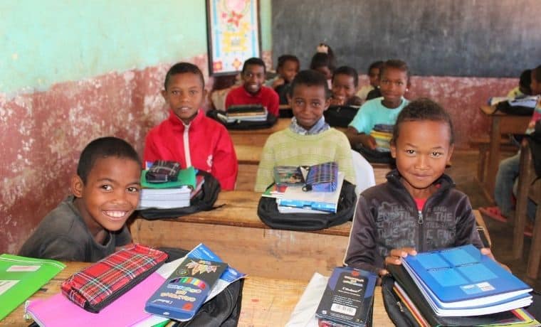 Un kit scolaire pour apprendre aux enfants de Madagascar