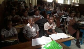 Un kit de manuels scolaires pour enseigner dans les écoles en Haïti