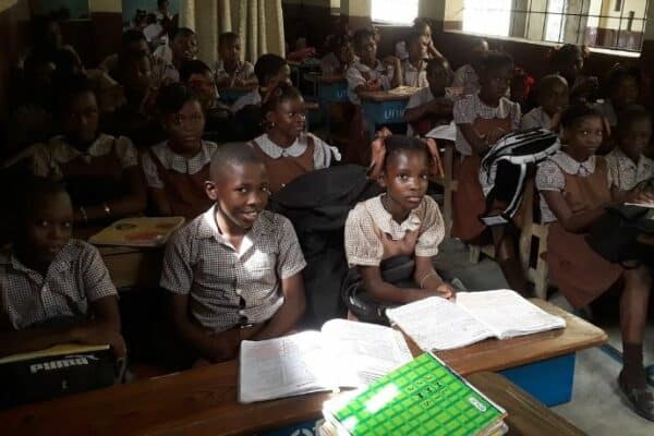 Un kit de manuels scolaires pour enseigner dans les écoles en Haïti