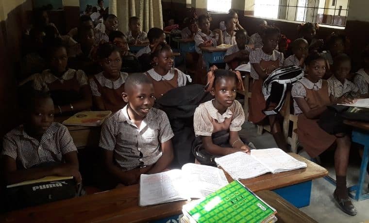 Un kit de manuels scolaires pour enseigner dans les écoles en Haïti