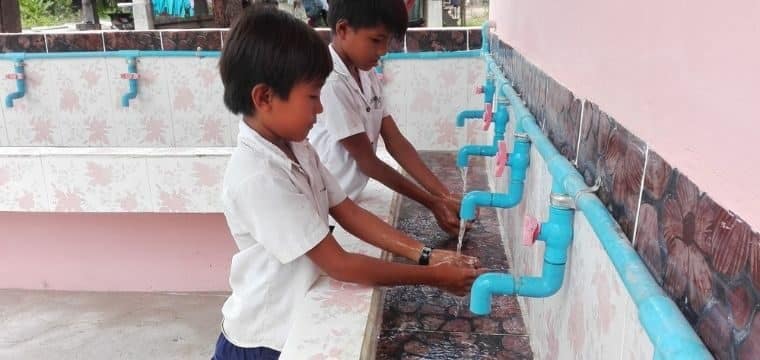 Cambodge: de nouveaux sanitaires pour les écoles du district de Kampong Trabaek