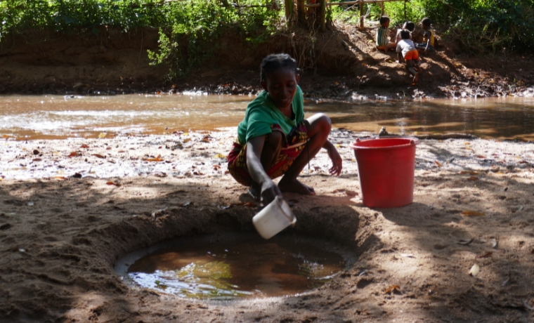 Parrainer un enfant pour lui apporter de l'eau potable