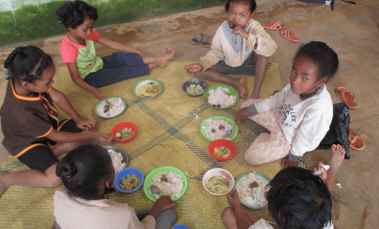 Madagascar : Des repas sains et variés pour pour lutter contre le décrochage scolaire 