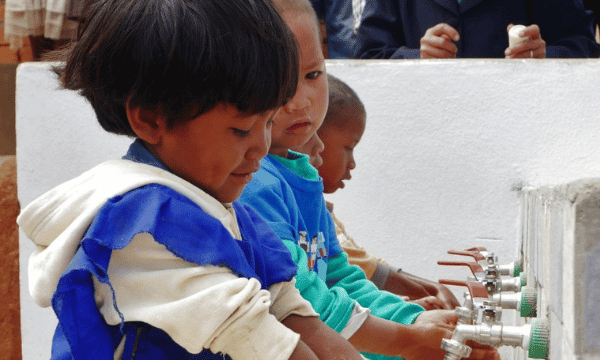 Madagascar : construction de blocs sanitaires dans les écoles pour diminuer le risque de maladies infectieuses
