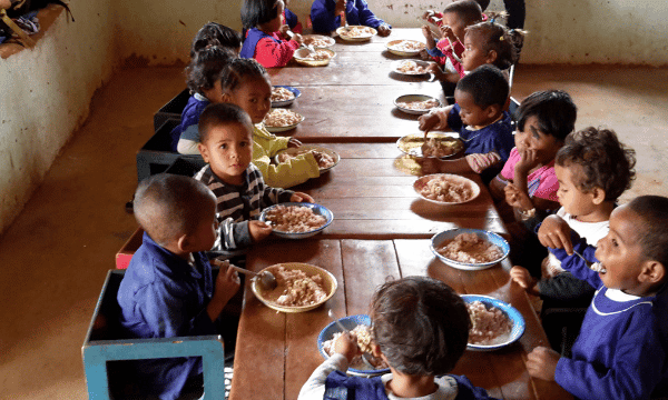 Madagascar : Des repas sains et variés pour pour lutter contre le décrochage scolaire