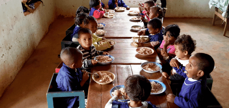Madagascar : Des repas sains et variés pour pour lutter contre le décrochage scolaire