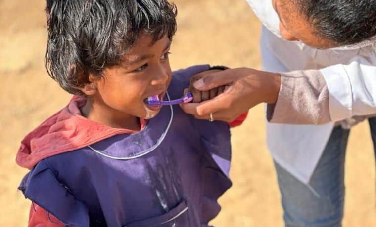 Atelier de sensibilisation à l’importance de l'hygiène dentaire après chaque repas, dans le cadre du projet des cantines scolaires à Madagascar en 2023.