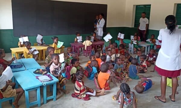 fournir du matériel pédagogique aux écoles