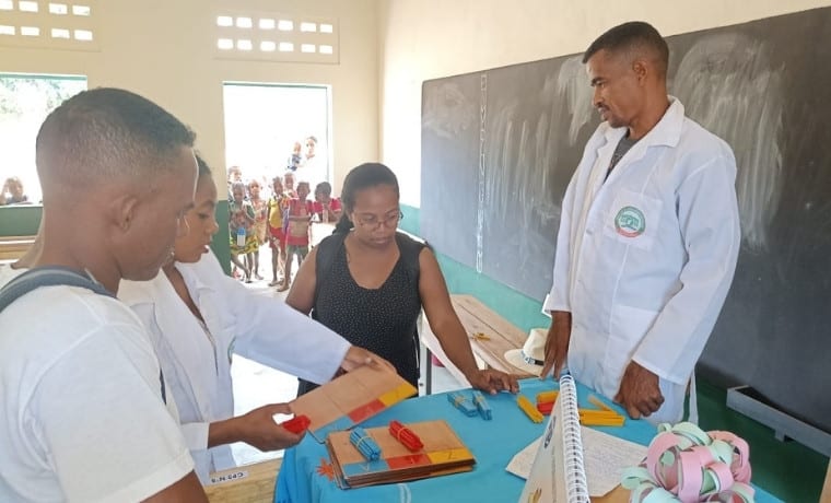 fournir du matériel pédagogique aux écoles