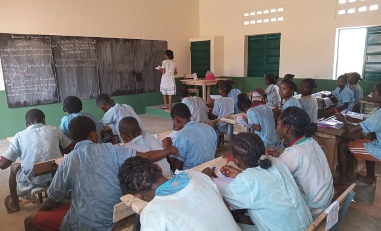 équiper 2 écoles de mobilier scolaire