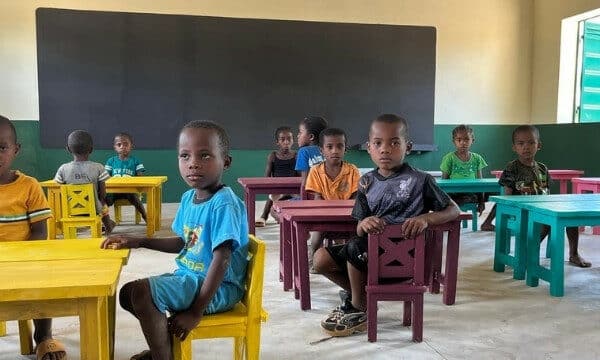 équiper 2 écoles de mobilier scolaire