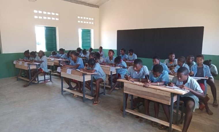 équiper 2 écoles de mobilier scolaire