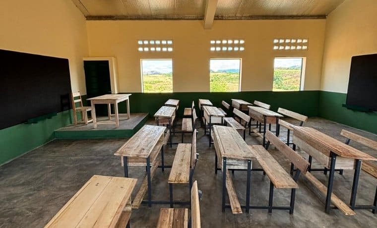 équiper 2 écoles de mobilier scolaire