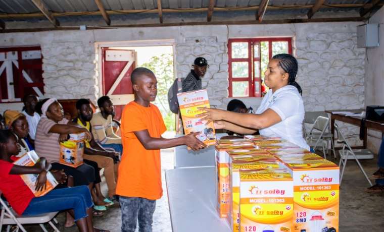 distribution de lampes solaires à Salagnac en Haïti