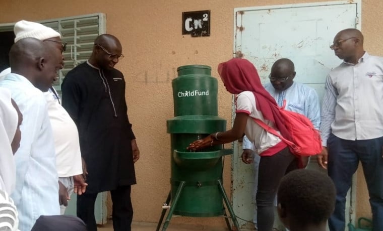 Une station de lavage des mains pour les enfants du Sénégal