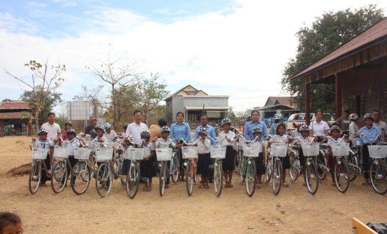 Un vélo pour aller à l’école au Cambodge