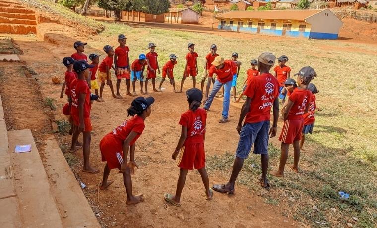 Comment Un Enfant par la Main agit pour les droits des enfants