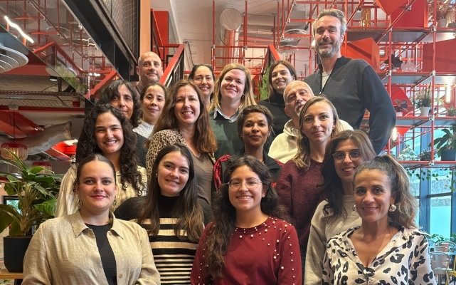 équipe un enfant par la main